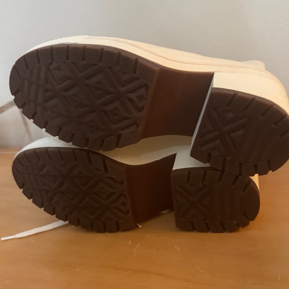 Converse Women's Cream Heeled Boots - Picture 5 of 5